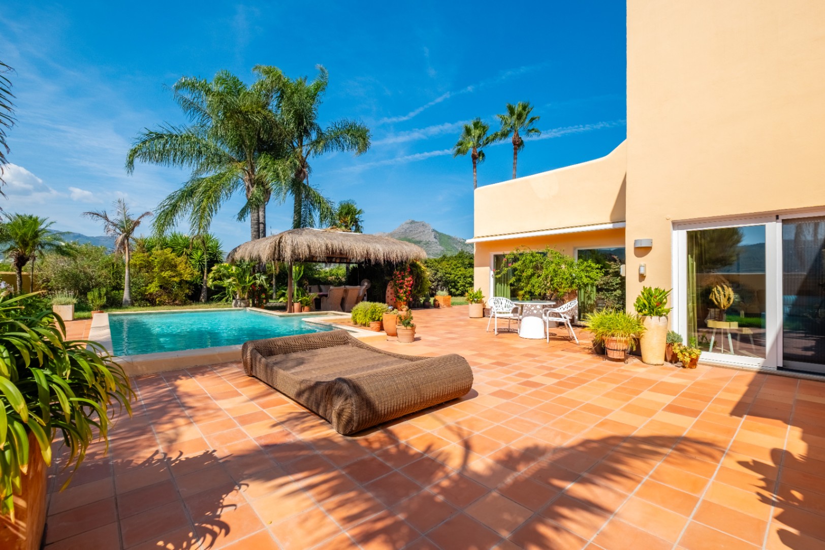 Elegante Villa entre naranjos y campo