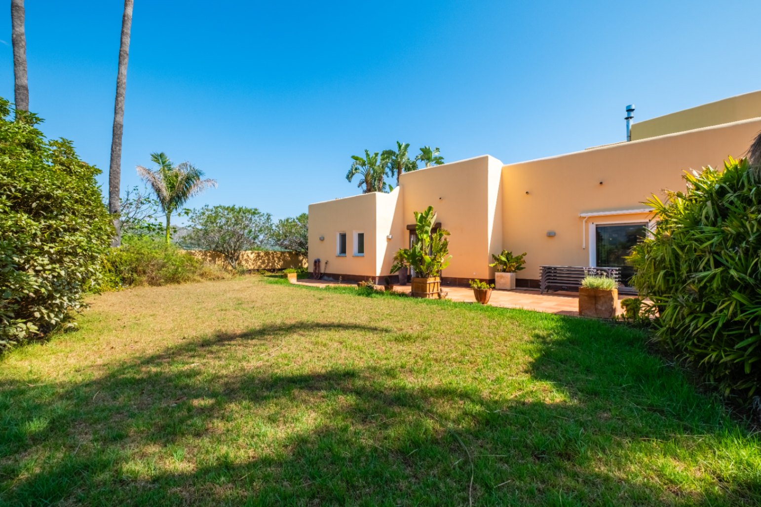 Elegante Villa entre naranjos y campo